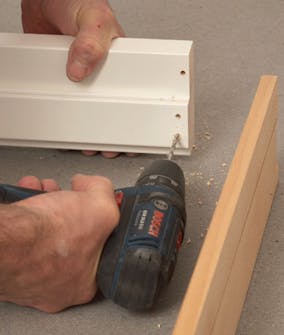 Ljudisolera dörr: Borra tre 4 mm hål nertill Ljudisolera dörr: Borra tre 4 mm hål nertill